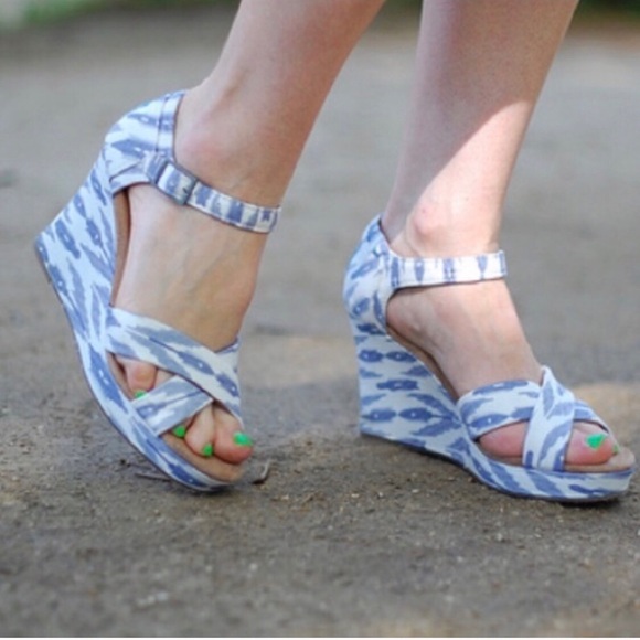 TOMS | Ikat Print Hemp Strappy Wedge Sandals - Picture 3 of 8